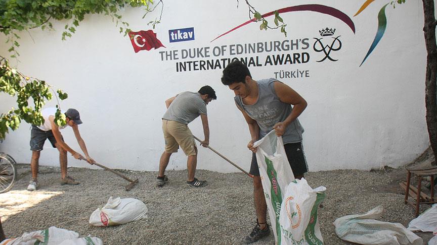 İlk kez fırça ve kürek tutup ofis yenilediler – AA